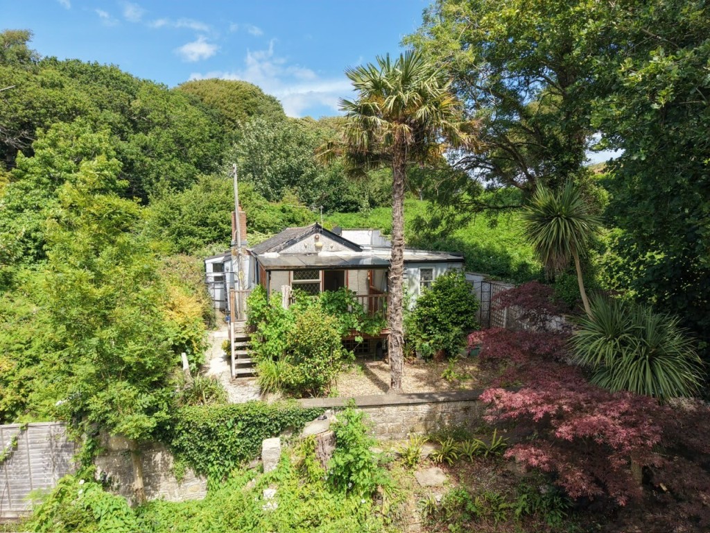 Lot: 177 - COTTAGE FOR IMPROVEMENT - View of the front